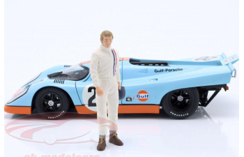 Фигура гонщика со каской в руке