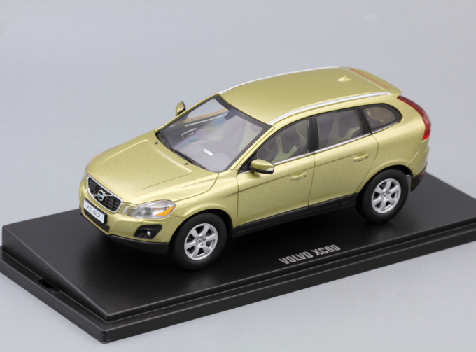 VOLVO XC60, lime grass green