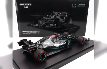 MERCEDES-BENZ GP F1 W11 Eq Performance Team Amg Petronas Motorsport N44 World Champion Winner Eifel Gp (91st Win) Lewis Hamilton (2020) - With Michael Schumacher Helmet And Pit Board - Con Vetrina - With Showcase, Black Green