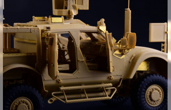 Сборная модель Американский разведывательный бронеавтомобиль M-ATV MRAP с модулем CROW II RWS