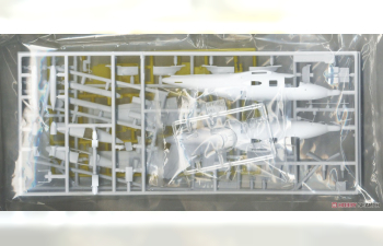 Сборная модель Самолет Mitsubishi MU-2A «50-я годовщина спасательного авиакрыла» с тягачом (Limited Edition)