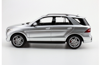 Mercedes-Benz ML63 AMG (silver)