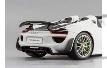 PORSCHE 918 Spyder Weissach Package (2013), glossy white