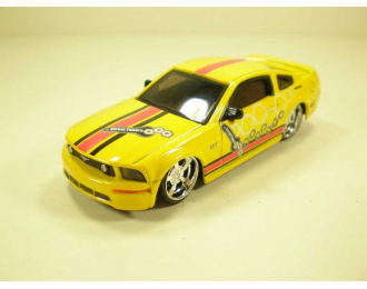 FORD Mustang GT, желтый с красной полосой
