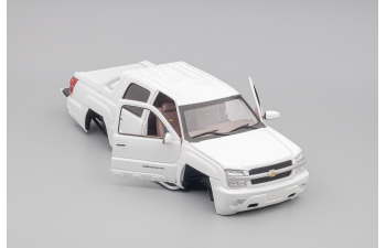 CHEVROLET Avalanche, white