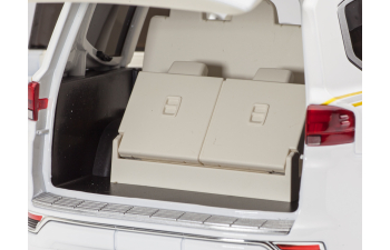 TOYOTA Land Cruiser 300, белый (с работающим светом)