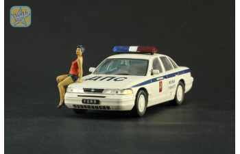 Фигурка "Девушка в красном сидит на капоте" (окрашена)