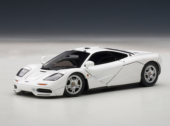 McLaren F1 Road Car Short Tail 1994 (white)