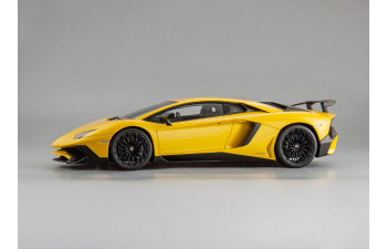 LAMBORGHINI Aventador LP750-4 SV (2015), yellow