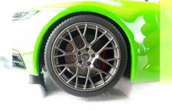 Porsche 911 (992) Carrera 4S lizard green