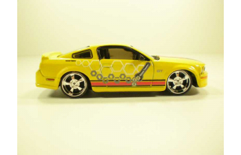 FORD Mustang GT, желтый с красной полосой