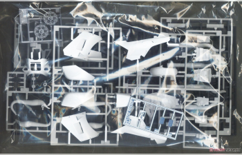 Сборная модель Suzuki RG500Γ Late Version "Red/White Color" (1986)