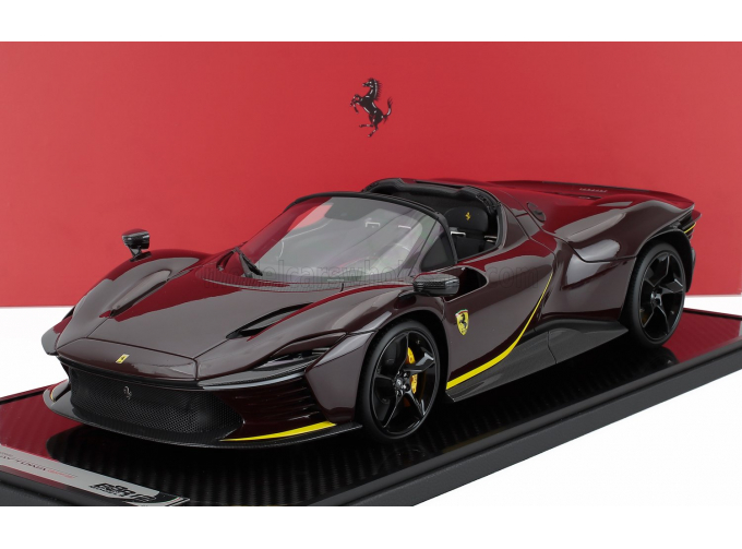 FERRARI Daytona Sp3 Serie Icona Open Roof (2022) - Con Vetrina - With Showcase, Rosso Rubino - Red Yellow