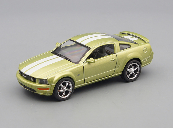 FORD Mustang GT (2006), light green metallic / white