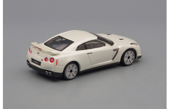 NISSAN GT-R, white