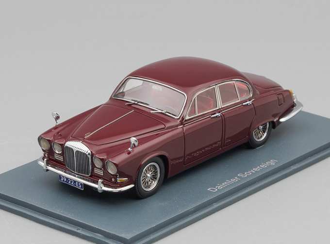 DAIMLER Sovereign 1967, dark red