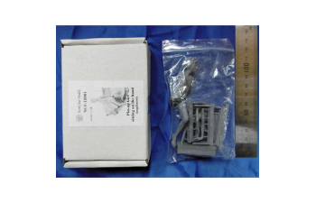 Сборная модель Девушка сидящая на капоте (неокрашенная)