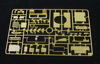 Сборная модель M1114 Up-Armored Vehicle w/XM153 CROWS II.