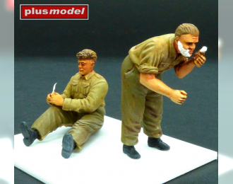 Сборная модель British Soldiers, WWII - Shaving & Resting