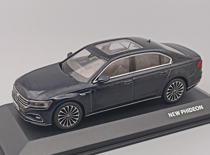 VOLKSWAGEN Phideon (2020), dark blue metallic