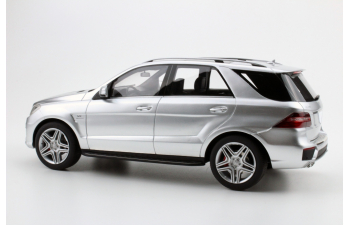 Mercedes-Benz ML63 AMG (silver)