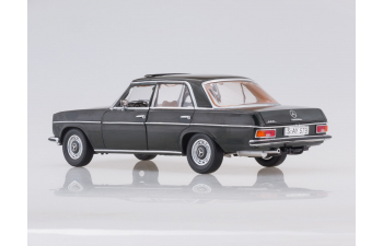 MERCEDES-BENZ Strich 8 Saloon, dunkel olive