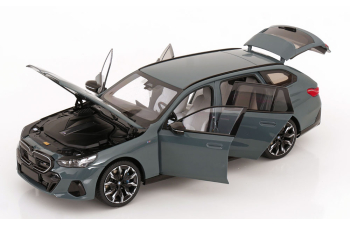 BMW i5 M60 Touring (2024), green metallic