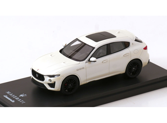 MASERATI Levante (2016), white metallic