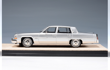 CADILLAC Sedan Deville (1983), Silver Metallic