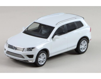 VOLKSWAGEN Touareg , white