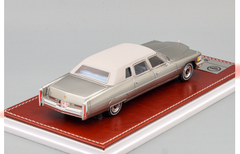 CADILLAC Fleetwood 75 Limousine 1976, silver