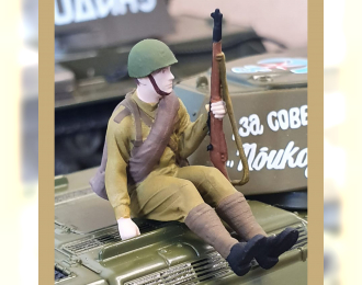 Фигурка солдат сидит на ящике (ящик отдельно)