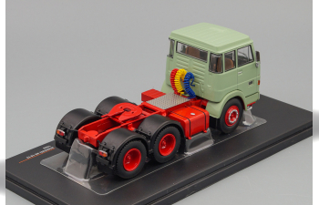 HENSCHEL HS 19 towing vehicle (1966), light green/red