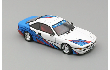 BMW 850 CSi (1992), white / blue / red