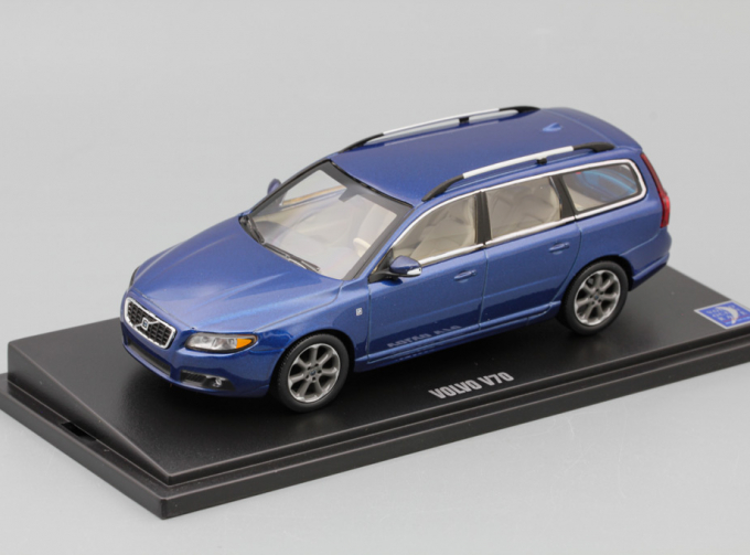 VOLVO V70, blue