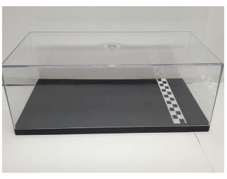 Витрина с черным основанием и прозрачной крышкой и обозначенной линий старта/финиша