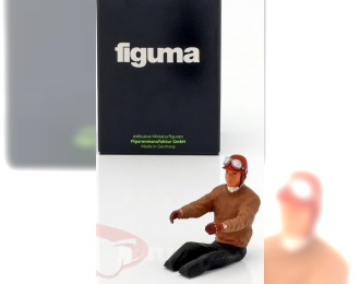 Фигурка сидящего гонщика в коричневом свитере