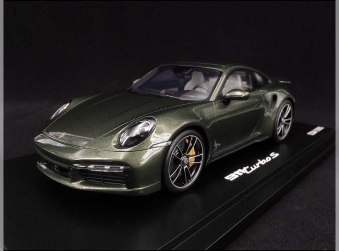 PORSCHE 911 Turbo S type 992 Oak grün