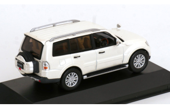 MITSUBISHI Pajero 4WD (2010), metallic white