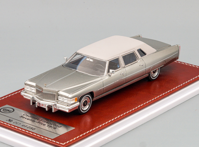 CADILLAC Fleetwood 75 Limousine 1976, silver