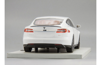 Tesla Model S 2012 (white)