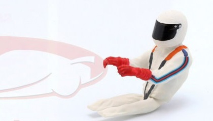 Фигурка сидящего гонщика в белом шлеме (1977)