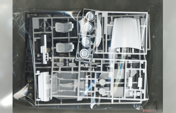Сборная модель JAGUAR Xj-s Twr Sports With Haku Rinpha Figure