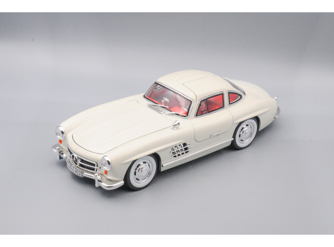 MERCEDES-BENZ 300 SL, белый, 25 см.