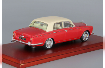 ROLLS-ROYCE Silver Shadow I (1975), red / beige