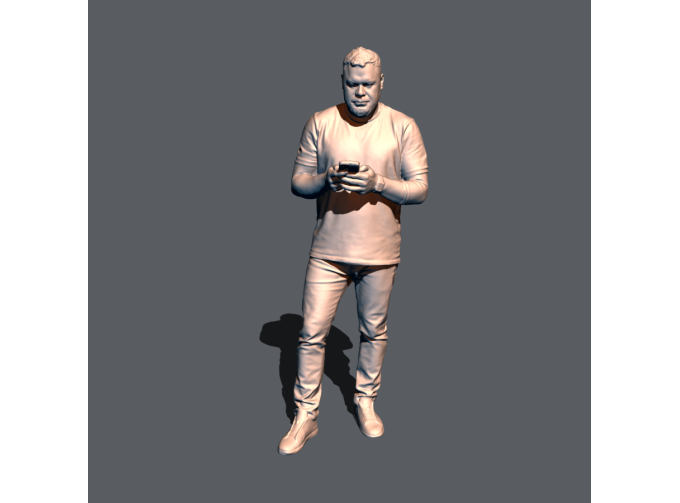 Фигура Костян с телефоном, окрашенная