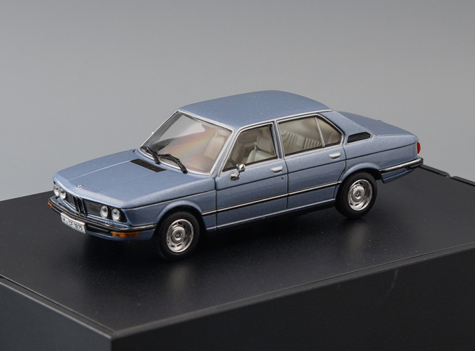 BMW 5-er Series 520i 528 E12 1972, blue