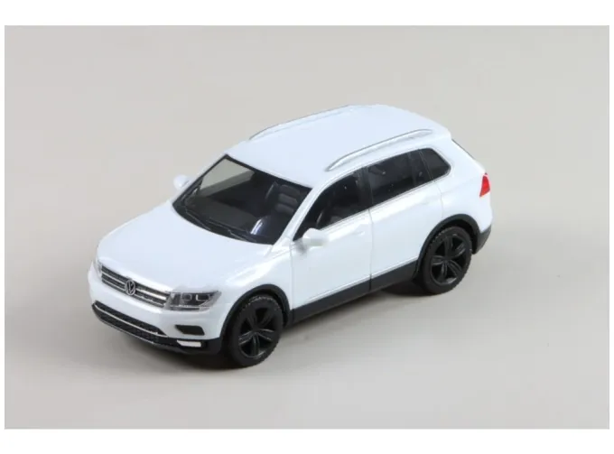 VOLKSWAGEN Tiguan, white