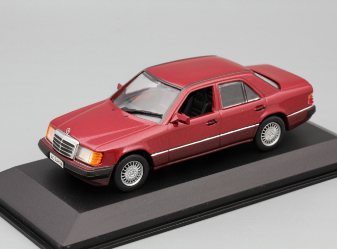 MERCEDES-BENZ 300 D, cherry