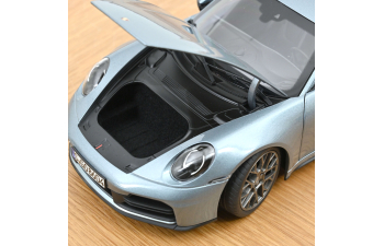PORSCHE 911 Carrera Coupe (992.2) (2025), Polar Silver Metallic